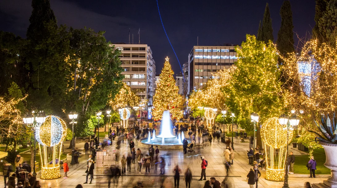Η Αθήνα στα γιορτινά της: δείτε φωτογραφίες από το στολισμένο κέντρο της πόλης