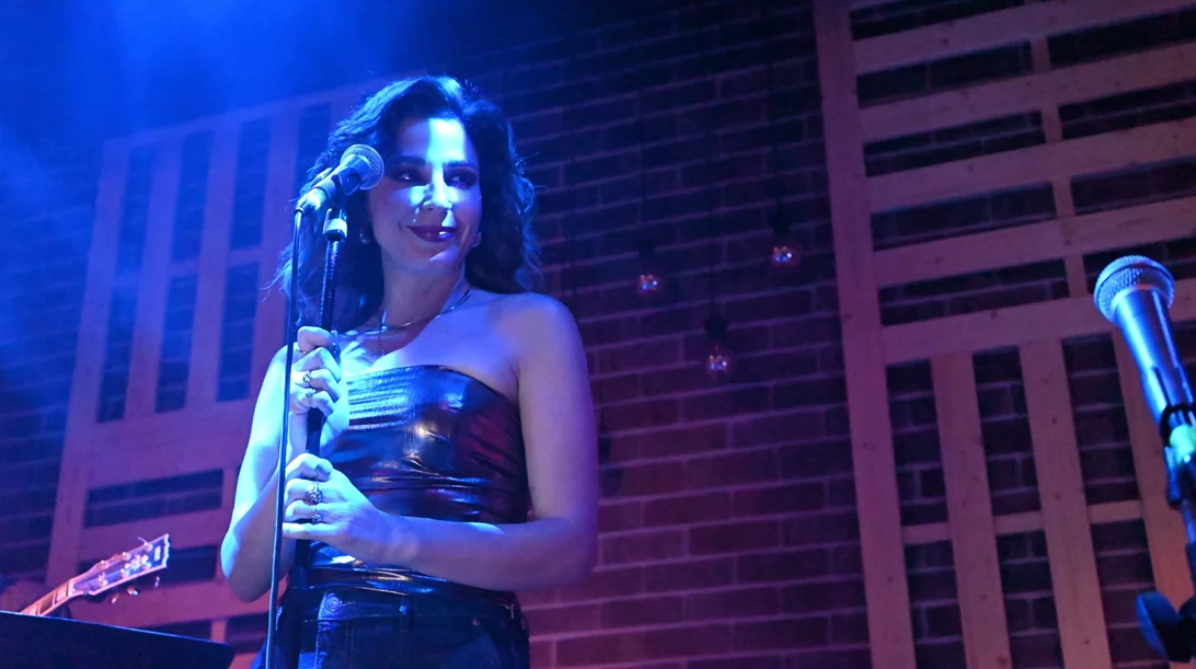 Η Κατερίνα Παπουτσάκη υποδέχεται το καλοκαίρι "Τραγουδιστά"