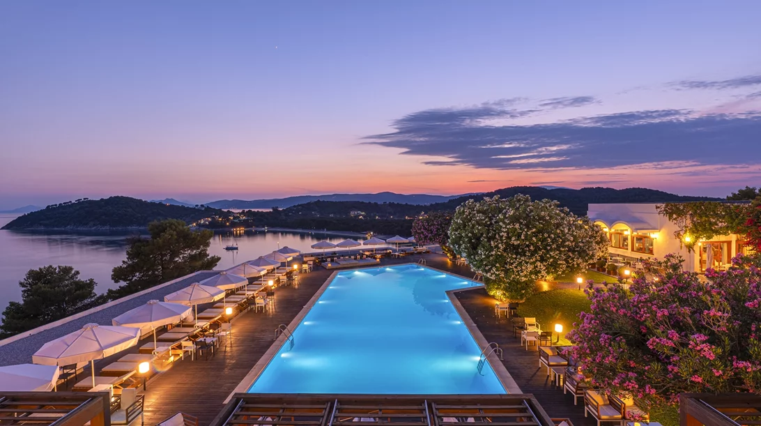 "Skiathos Palace": Κομψότητα και γαλήνη για την απόδραση του Αγίου Πνεύματος