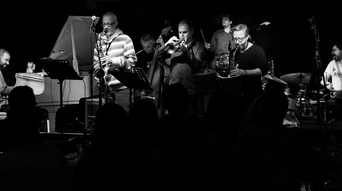 Το Πράγμα: Από την παράδοση του swing και του blues στα μινιμαλιστικά τοπία διαλογισμού μιας Αόριστης Ανατολής