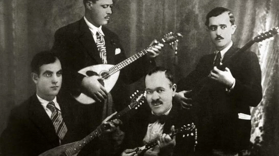 Τετράς Η Ξακουστή Του Πειραιώς: Πώς έφερε τα πάνω-κάτω στο λαϊκό στερέωμα, 90 καλοκαίρια πριν