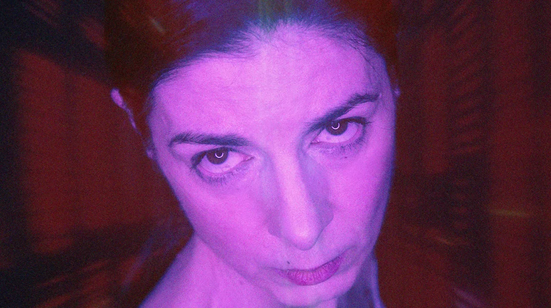 "Μάκιναλ": Ένα έργο για κάθε γυναίκα που ονειρεύεται την ελευθερία