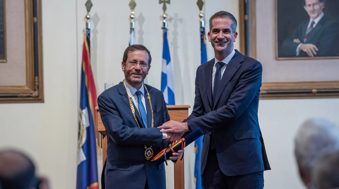 Χρυσό Μετάλλιο Αξίας της Πόλεως των Αθηνών παρέδωσε ο Κώστας Μπακογιάννης στον πρόεδρο του Ισραήλ