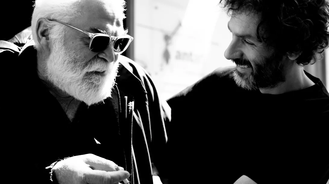 Ένα κόκκινο πουλί έχει κολλήσει στο παράθυρό σας