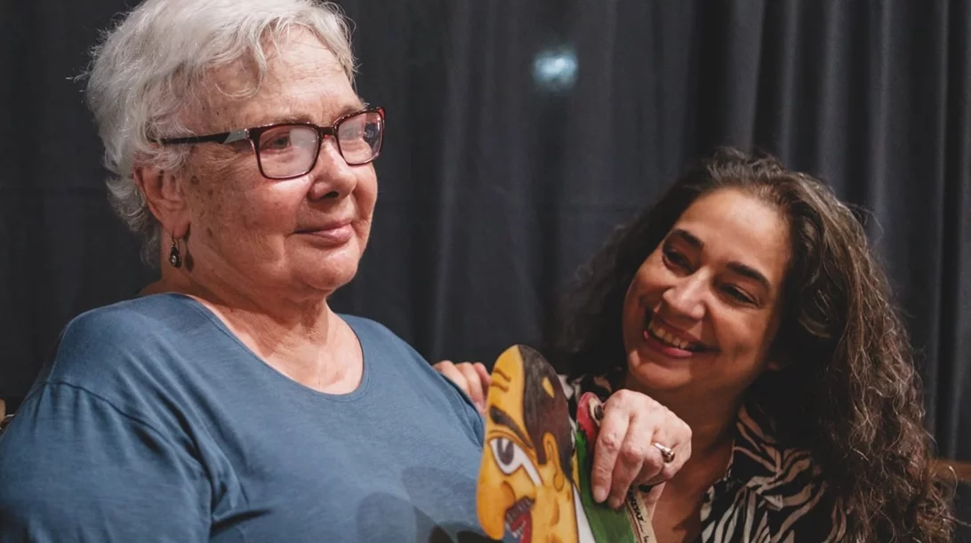 Η Ξένια Καλογεροπούλου εμπιστεύεται πρώτη φορά έργο της στο κουκλοθέατρο