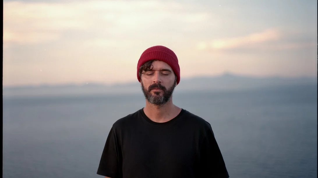 Ο Πέτρος Κλαμπάνης θέλει να βρίσκεται σε εγρήγορση και να αφήνει χώρο για το απρόβλεπτο