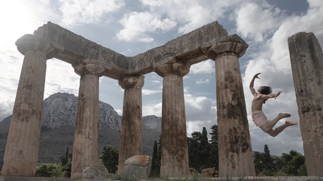 Μια φωτογραφική χορογραφία κάνει αναφορά στις μυθικές μορφές της Nelly’s