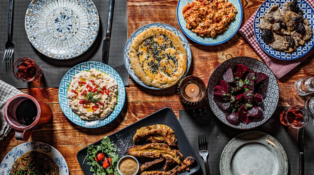 Αφιέρωμα "Budget Friendly Dining": Βγαίνουμε έξυπνα και γευστικά σε προσιτά εστιατόρια και ταβέρνες για κάθε διάθεση