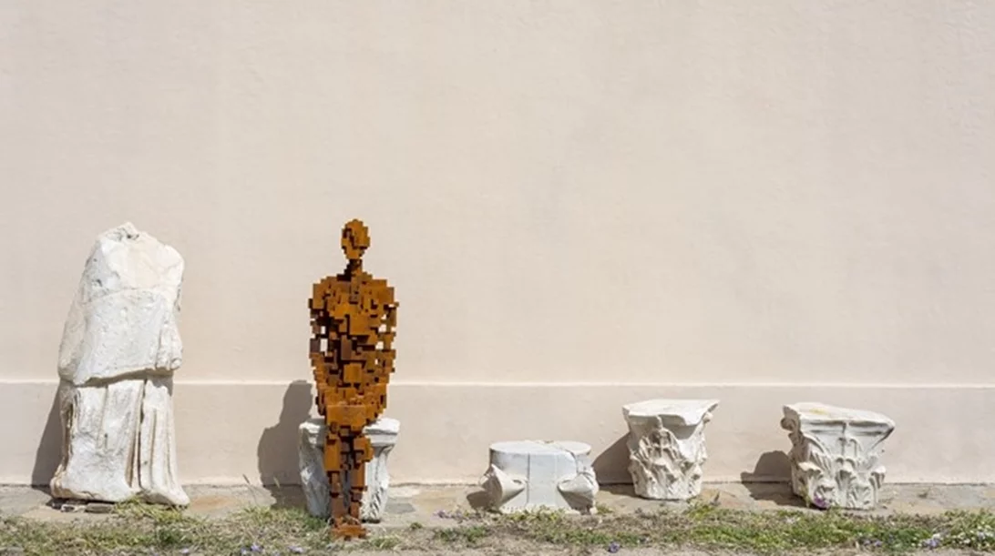 Γιατί ο Gormley στη Δήλο κι όχι ο Λάνθιμος στην Ακρόπολη;