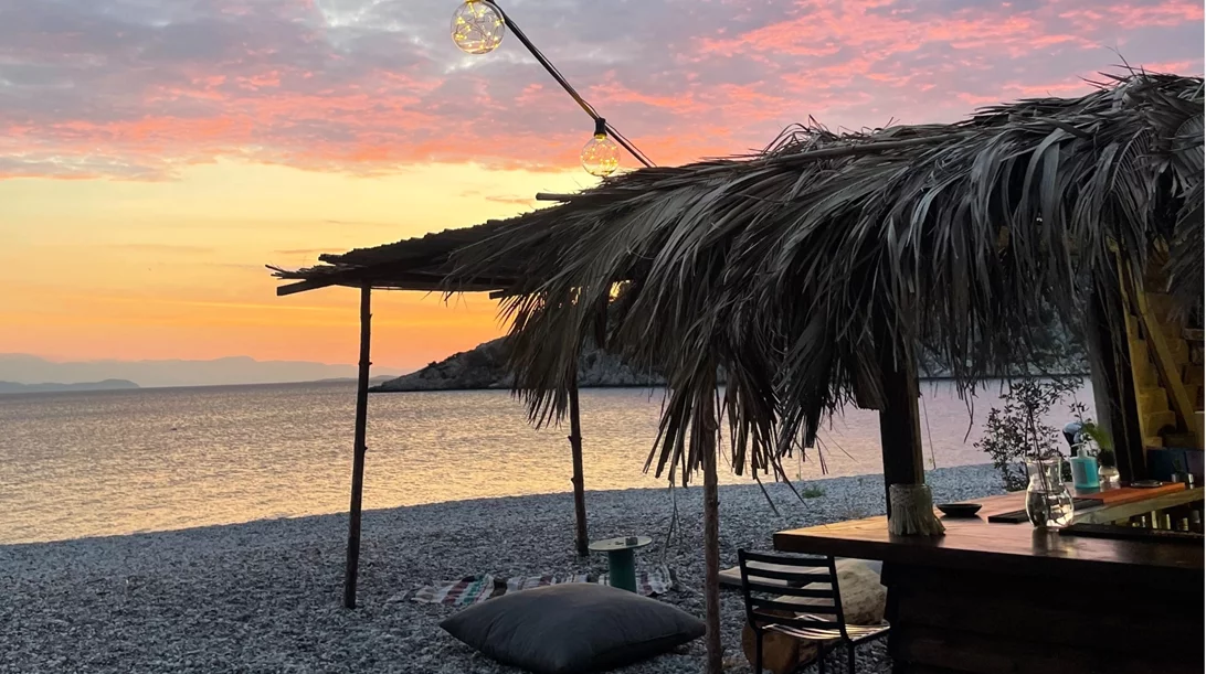 "The Batz Social Canteen": Το πιο παρεΐστικο και chill beach bar δίπλα στην Αθήνα