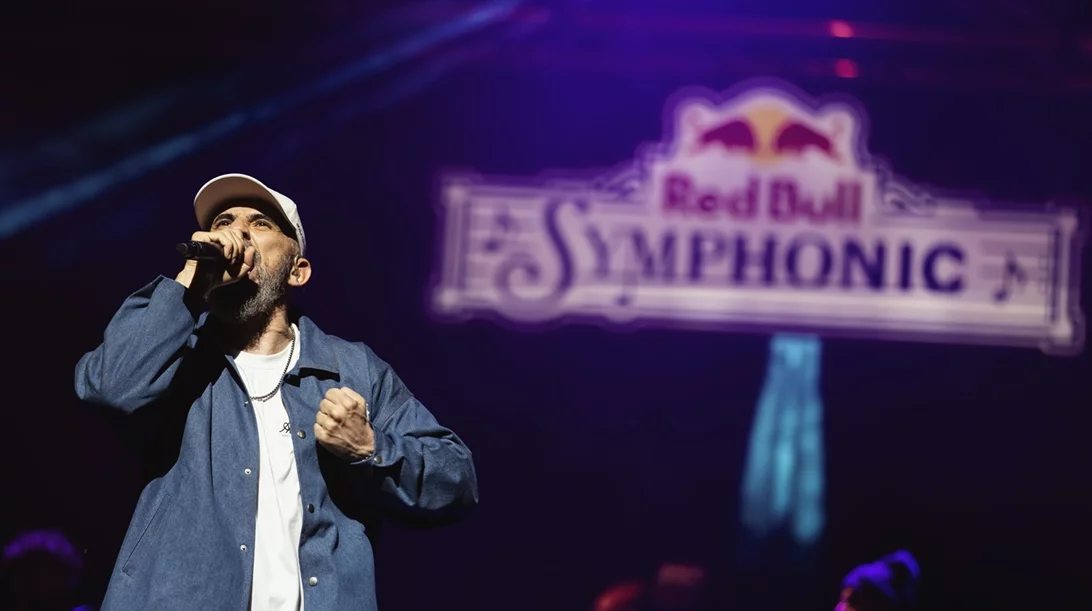 Ο 12ος Πίθηκος πήγε Μέγαρο –και αποθεώθηκε για τη συνεργασία του με την Ορχήστρα Σύγχρονης Μουσικής της ΕΡΤ