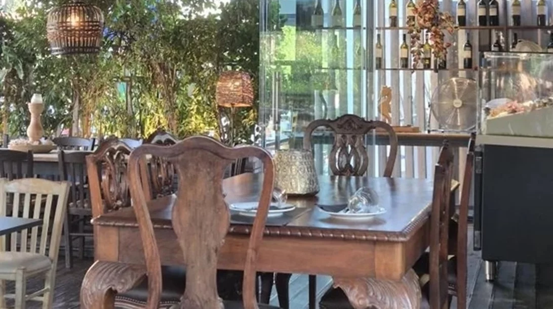 Ιωλκός: Ένα αυθεντικό τσιπουράδικο στην Γλυφάδα με πιάτα που μυρίζουν θάλασσα