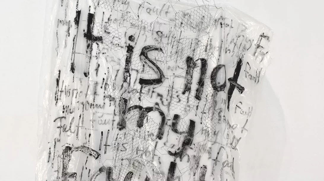 "It’s not my fault": Ο Γιώργος Θεοδώρου αμφισβητεί το status quo και συνθέτει θραύσματα από αστικά συντρίμμια