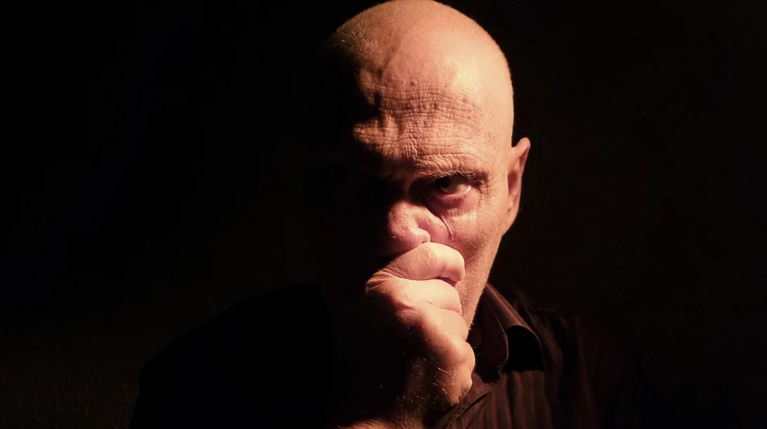 Ο Αλμπέρτο Εσκενάζη είναι ύποπτος για φόνο στην παράσταση "Κεραυνός" στο Τρένο στο Ρουφ