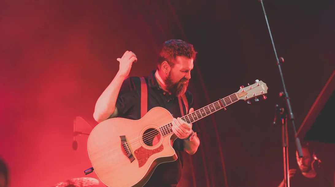 Ο Σπύρος Γραμμένος αποχαιρέτησε το καλοκαίρι σε μια συγκινητική βραδιά στην Τεχνόπολη