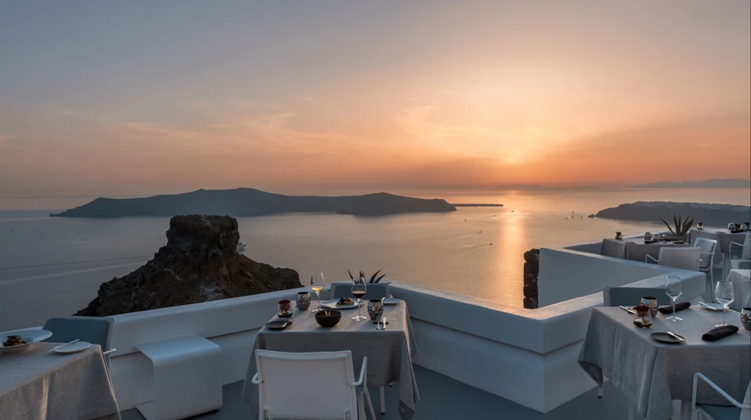 Οι απολαυστικές νέες γεύσεις του "Varoulko Santorini" στο "Grace Hotel"