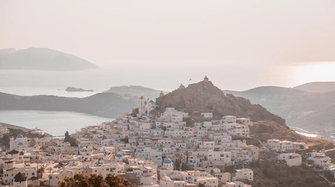 Η Ίος των αντιθέσεων: Ησυχία και ένταση στην ίδια ανάσα