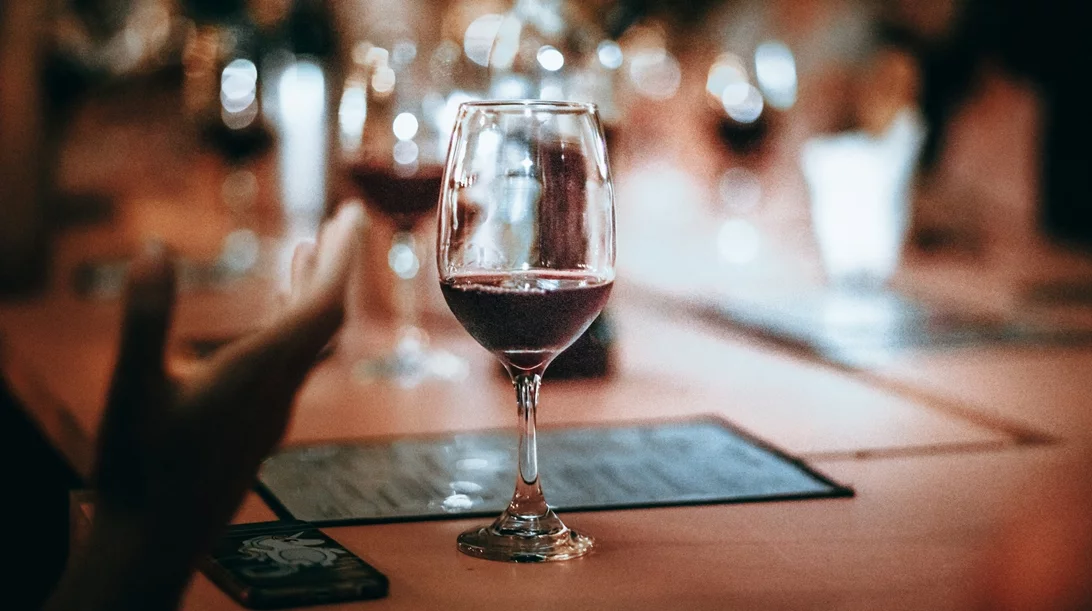 Ρώγα: Το πιο μικρό wine bar της χώρας άνοιξε στην Σύρο