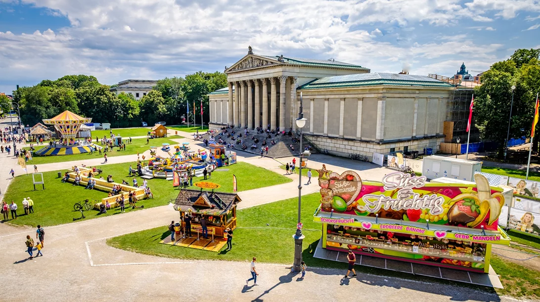 Μόναχο: Μπάλα, Βiergarten και δημιουργικά τζαμαρίσματα στην καρδιά της Βαυαρίας