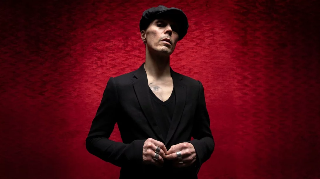 Ο VV για μια "neon noir" βραδιά στο "Fuzz"