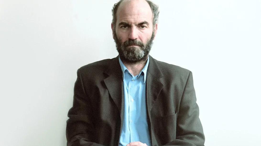 ΚΠΙΣΝ: Ο Ακύλλας Καραζήσης διαβάζει την "Αρχιτεκτονική της σκόρπιας ζωής" του Νίκου Γαβριήλ Πεντζίκη