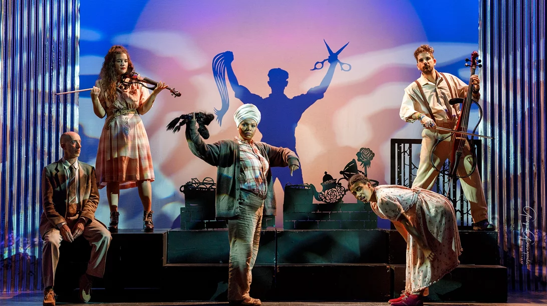 "Ραπουνζέλ χωρίς παραμύθι": Η βραβευμένη παράσταση του Ηλία Καρελλά με τα σημαντικά κοινωνικά μηνύματα συνεχίζεται