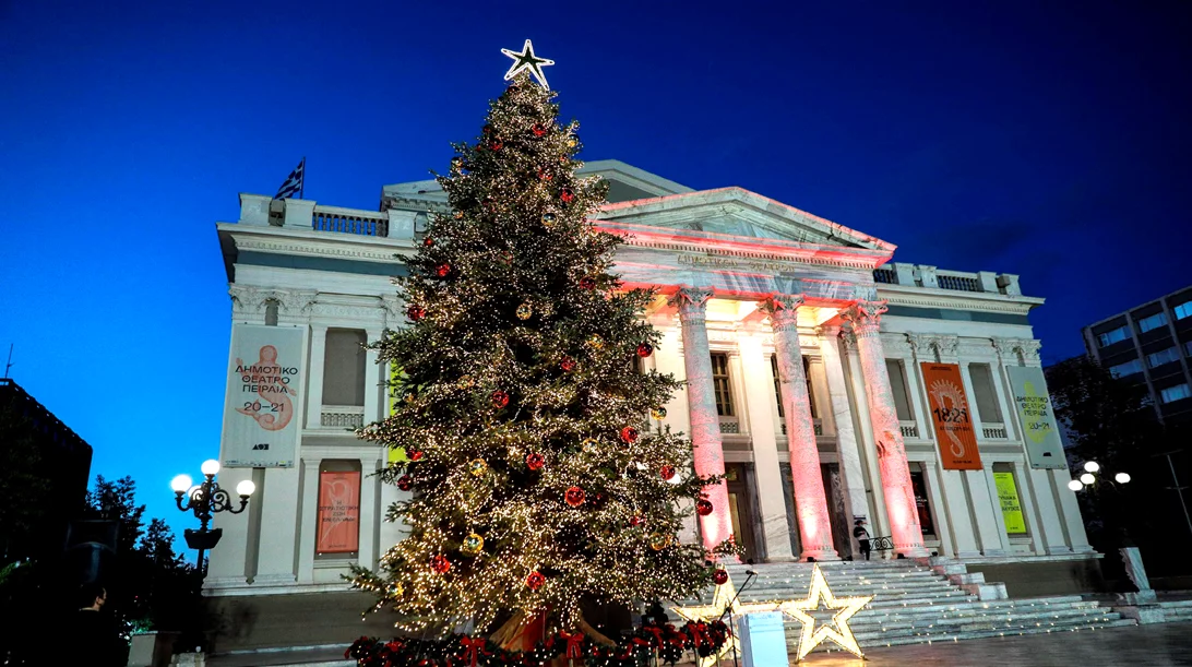 Χριστούγεννα στον Πειραιά: Λαμπερό σόου στον Πύργο, Santa Run και ξωτικά στην πλατεία Αλεξάνδρας