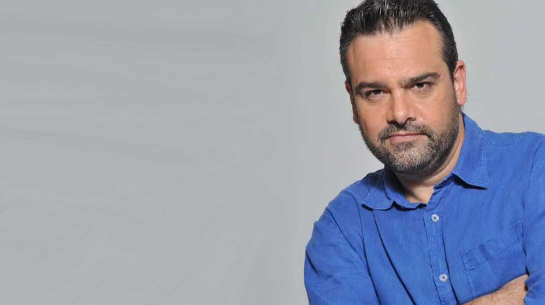 O Δώρος Δημοσθένους ταξιδεύει στον έρωτα, τον χρόνο και τον κόσμο