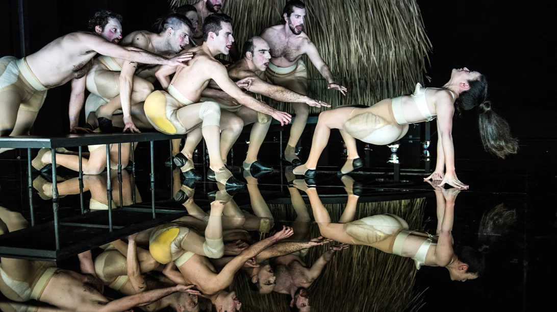 Πρώτες φωτογραφίες από το "Τρωίλος και Χρυσηίδα" του Σαίξπηρ στο Εθνικό Θέατρο