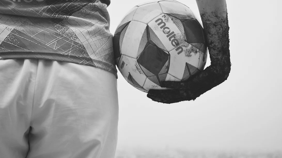 To "Football - No time for losers" αναποδογυρίζει την ιστορία της ανθρωπότητας μέσ' από τον κόσμο του ποδοσφαίρου