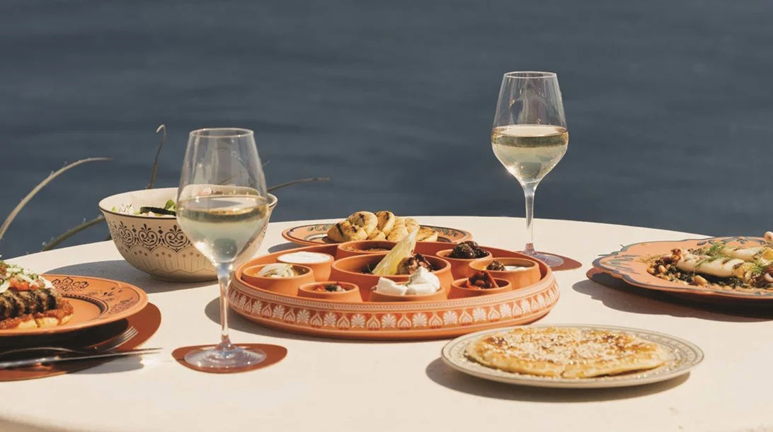 "Adami", το νέο κυκλαδικό κεφάλαιο της ελληνικής κουζίνας στην Οία