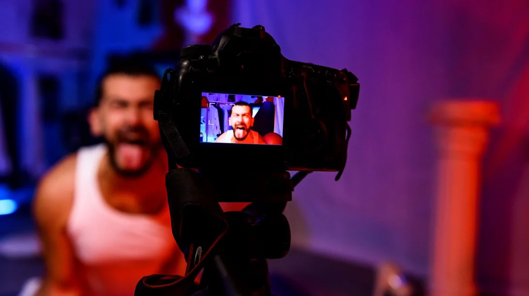 "F-X": Η μοναξιά μέσα από την κουλτούρα του Instagram στο θεατρικό του Νίκου Νικολαΐδη