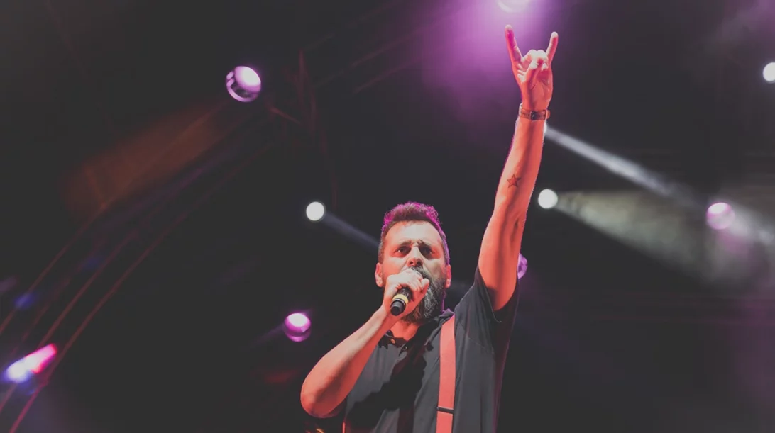 Αύγουστος στην αυλή της Μαργιώρας στην Κύθνο με μουσικά events, dj sets και stand-up βραδιές