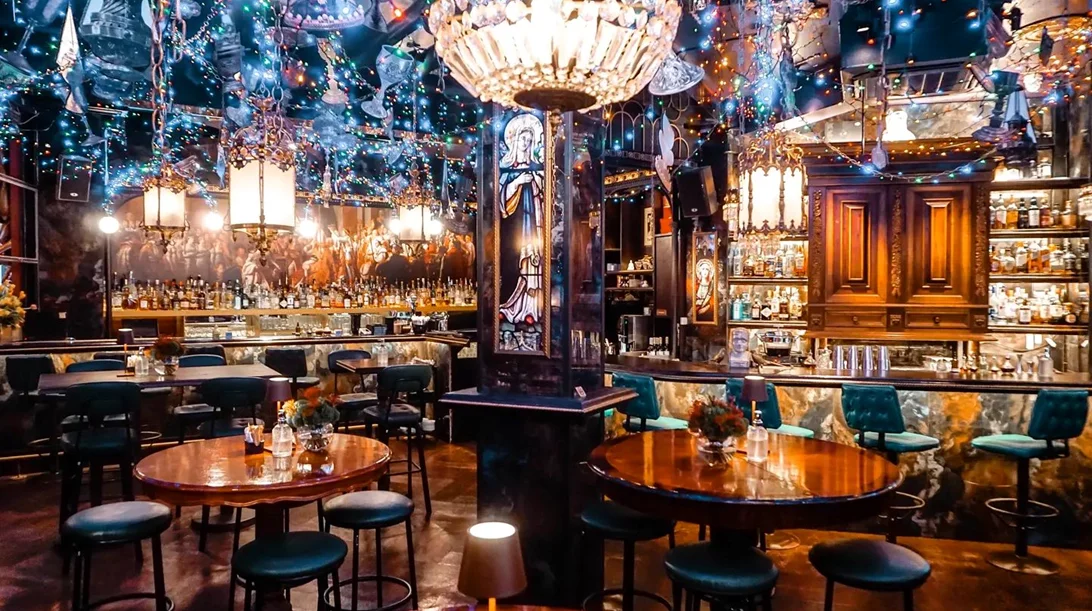 Τα μπαρ της πόλης σερβίρουν εορταστικά μενού την Παραμονή Πρωτοχρονιάς