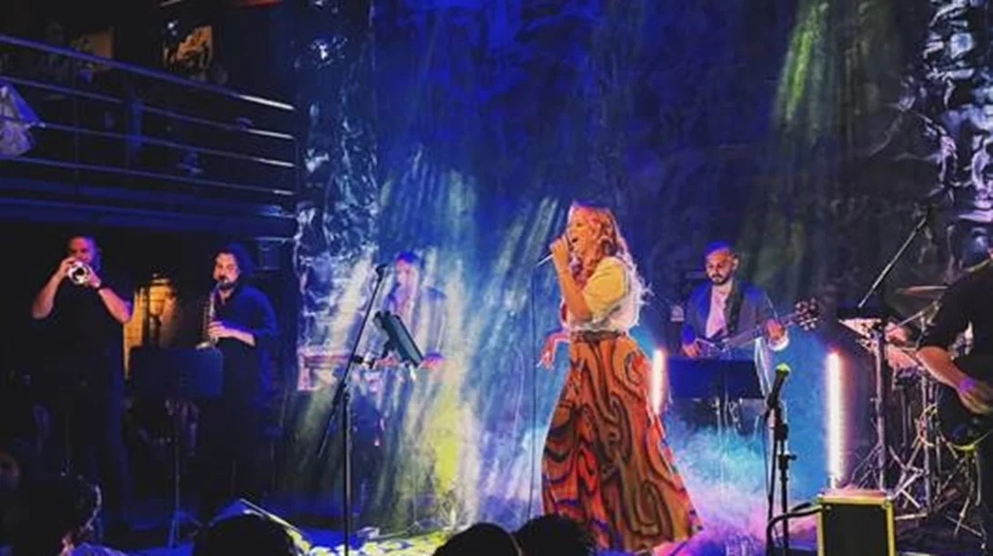 Ποια είναι η νεαρή τραγουδίστρια που γέμισε τον "Σταυρό του Νότου" τη Δευτέρα;