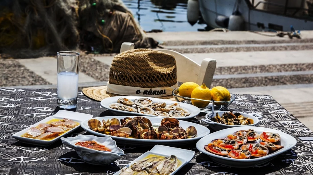 Στη Σαλαμίνα υπάρχει ένα ουζερί που αξίζει την προσοχή σου