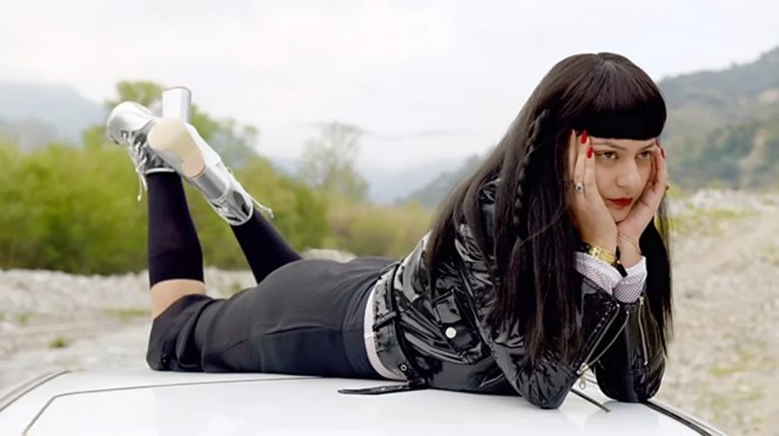 System Olympia: Καλτ erotica, γκρούβα και Μεσόγειος από μια Ιταλίδα που πρέπει να ανακαλύψετε