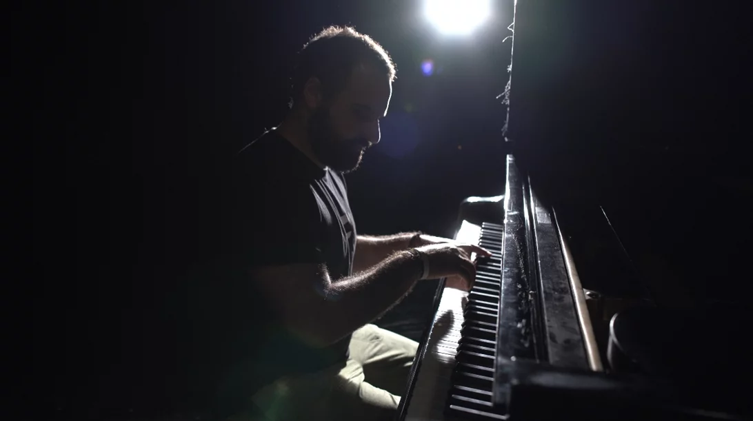 Ο DarkMatters υπογράφει ένα ξεχωριστό μουσικό ταξίδι από το σκοτάδι στο φως