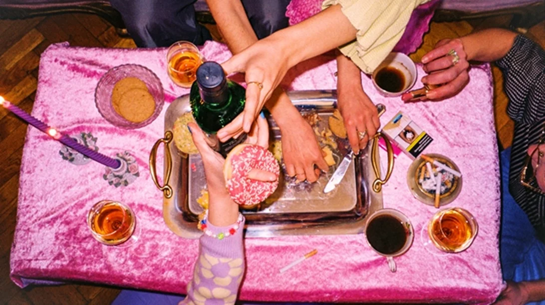 Πίνουμε την Κυριακή "on the rocks" στο θέατρο "Φούρνος"