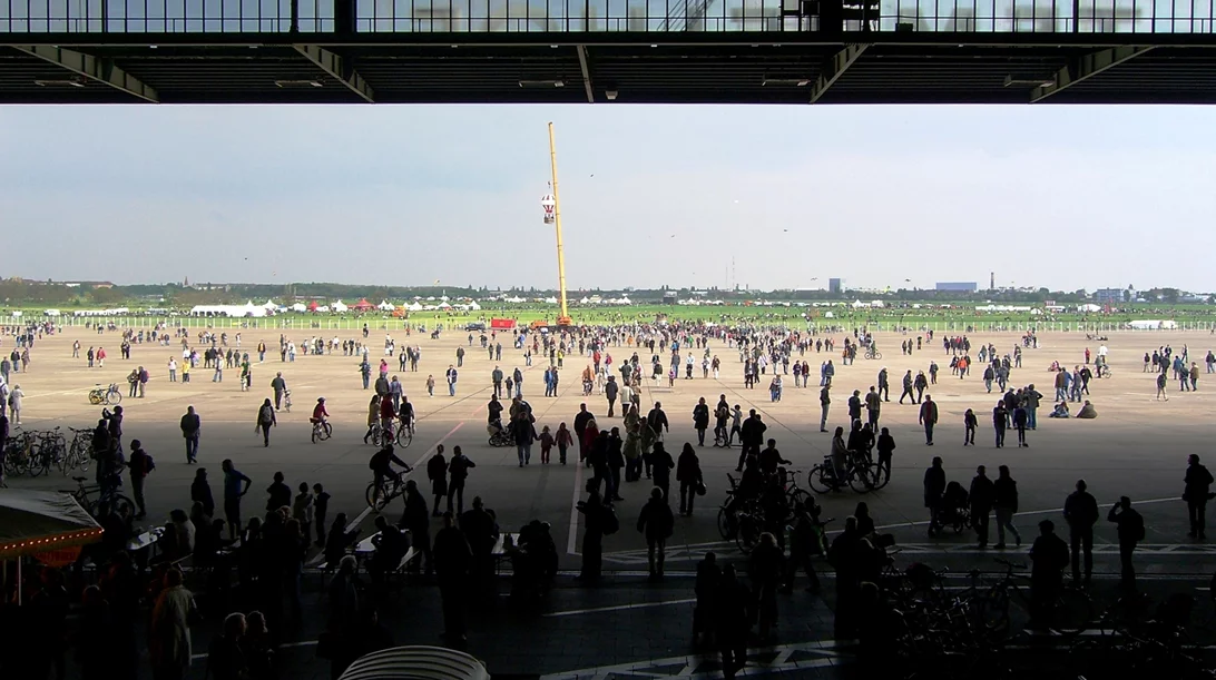 Μια συζήτηση για την κληρονομιά των αεροδρομίων Tempelhof και Ελληνικού έθεσε το επείγον ερώτημα "σε ποιόν ανήκουν οι πόλεις;"