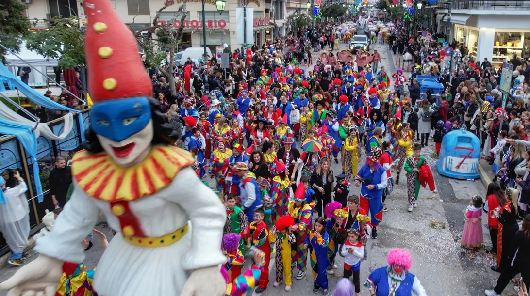 Λουτρακιώτικο Καρναβάλι 2026: Ο πιο πολύχρωμος ρυθμός της χρονιάς, δίπλα στη θάλασσα