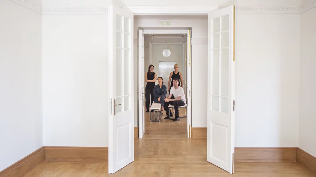 Τι σηματοδοτεί η συγκατοίκηση 3 γκαλερί της Αθήνας στο ιστορικό κτίριο της Τοσίτσα 3 στα Εξάρχεια;