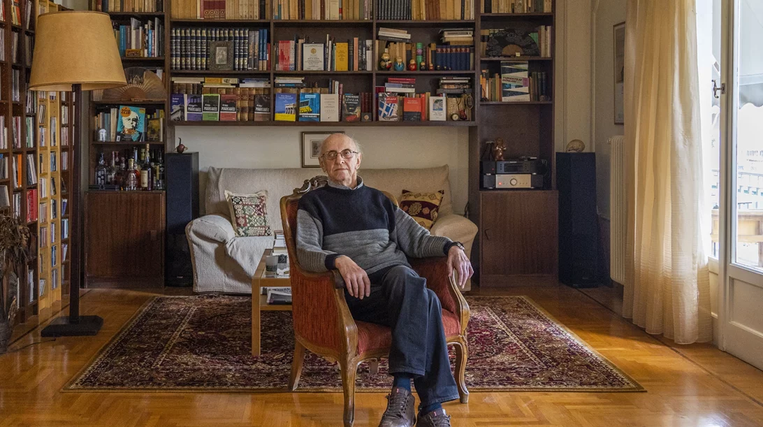 Η Αθήνα των συγγραφέων | Πέτρος Μάρκαρης: "Στην Κυψέλη επιβιώνει μέχρι σήμερα η νοοτροπία της μεσοαστικής συνοικίας"