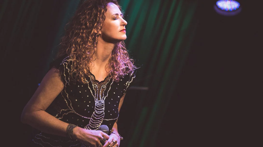 Η Μιράντα Βερούλη "ζωντανεύει" την Astrud Gilberto στο Theatre of the No