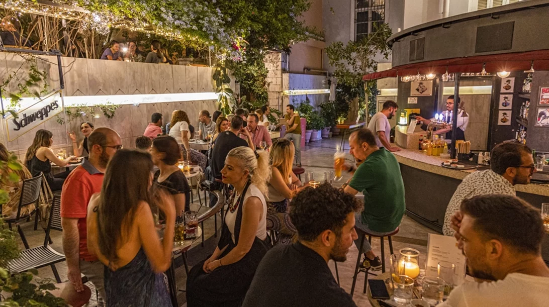 Schweppes Sunset Soirees: Τις Πέμπτες δίνουμε ραντεβού στο "Black Duck Garden"