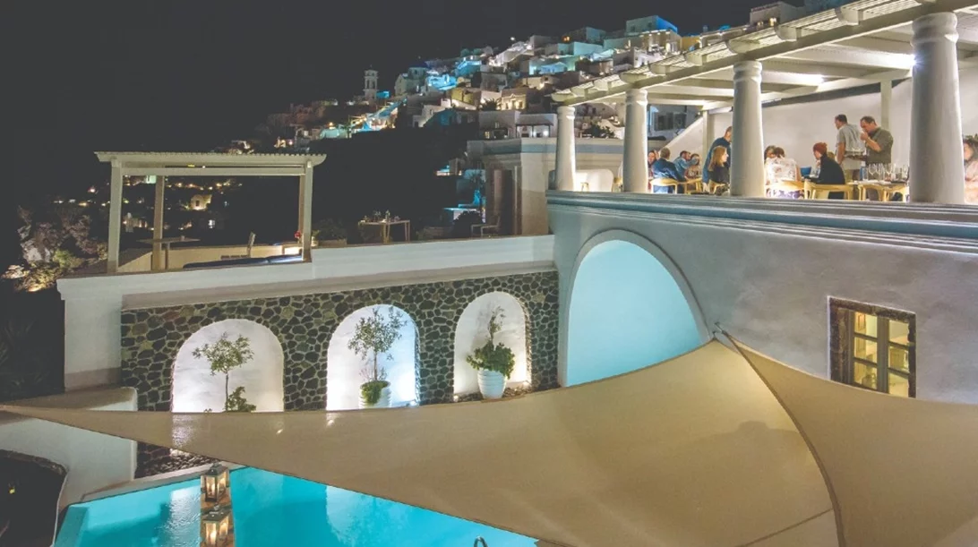 "Pergola": "World fusion" γεύσεις που ατενίζουν την Καλντέρα