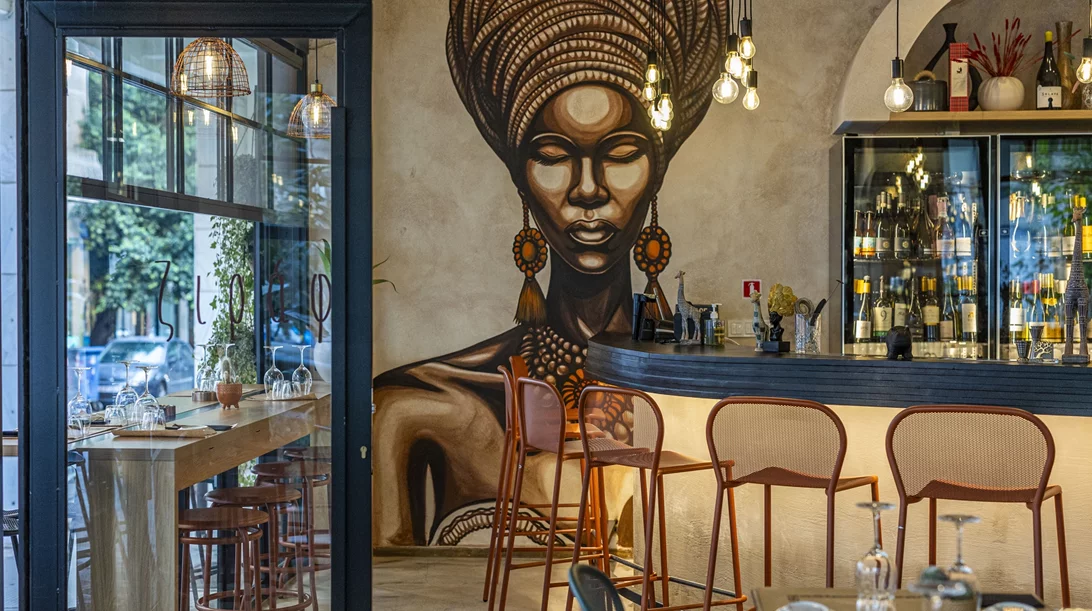 Τι γυρεύει μια καμηλοπάρδαλη (που ξέρει από κρασί) στα Εξάρχεια;