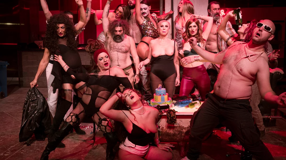 Πρεμιέρα για τα "Κόκκινα φανάρια" του Βασίλη Μπισμπίκη και όσα θα δούμε στο Cartel