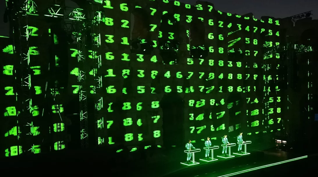 Kraftwerk: Τέχνη, ρομπότ και ιπτάμενοι δίσκοι, κάτω από την Ακρόπολη, σε μία από τις ωραιότερες συναυλίες του καλοκαιριού