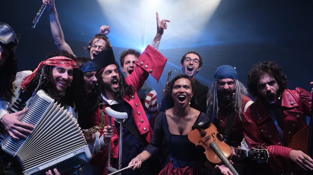 Η εκδοχή του Θωμά Μοσχόπουλου μας συμπαρασύρει σε ένα πειρατικό μουσικοθεατρικό ταξίδι στο "Νησί των θησαυρών"